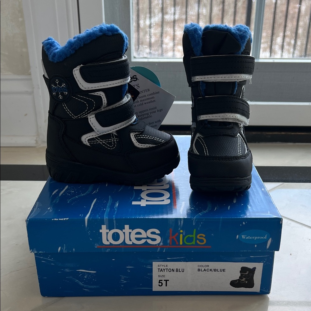 NWT Totes Kids Black and Blue Snow Boots